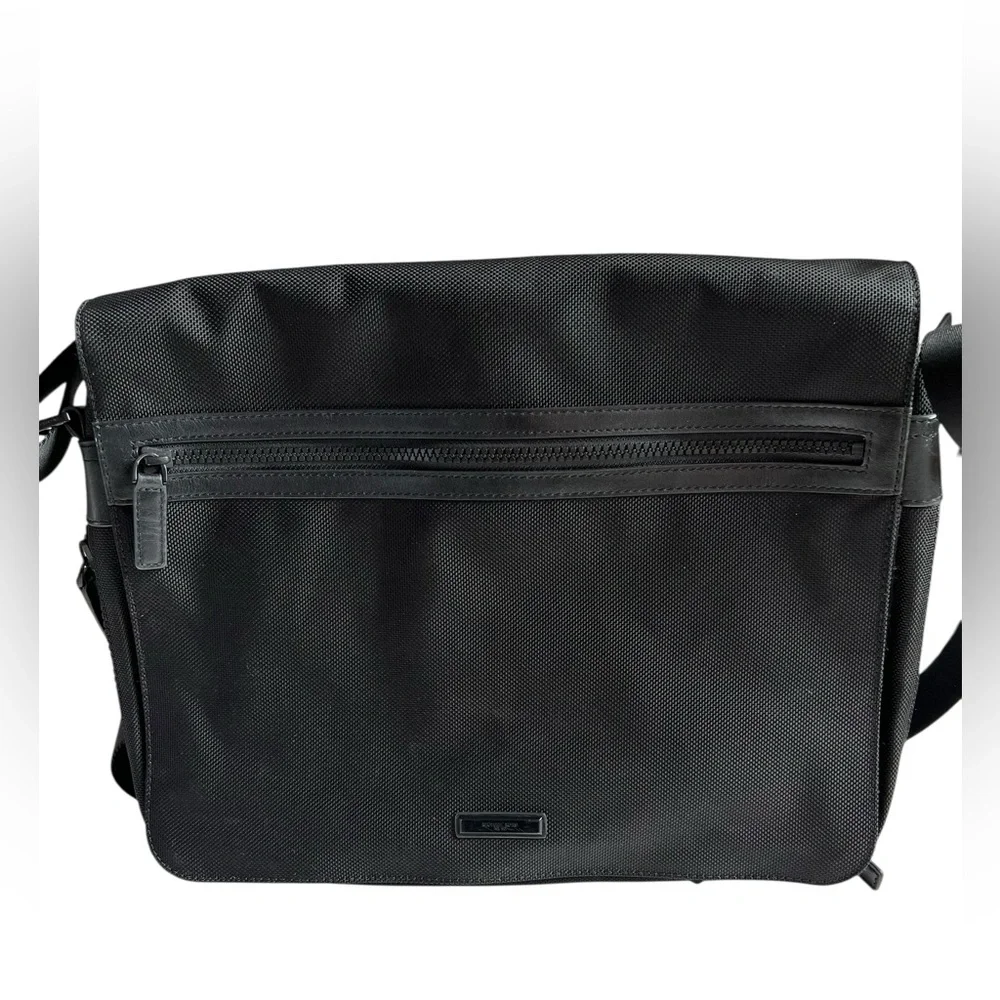 Michael Kors Kent Large Nylon Messenger Bag in Black
